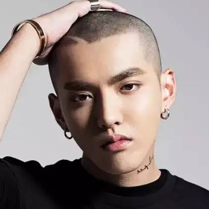男明星完美眉型的塑造与打理技巧