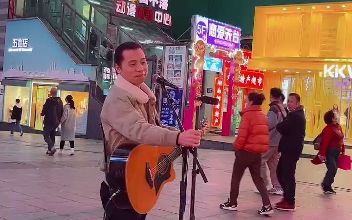街头唱演员，小巷中的音符盛宴